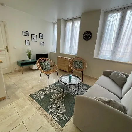 La Fontaine Apartment *